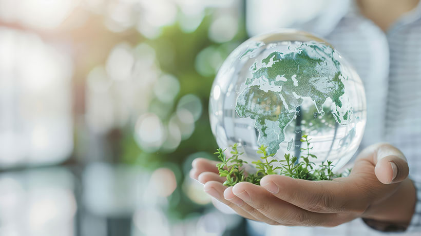 Kleine Weltkugel in der Hand eines Menschen