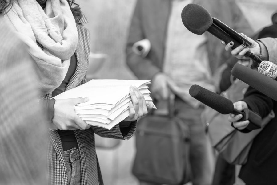 Whisteblowerin wird interviewt von MedienvertreterInnen