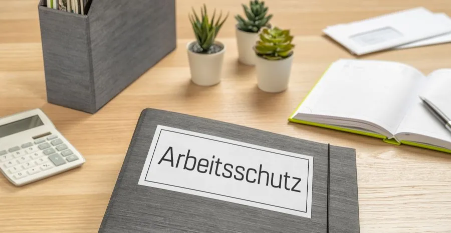 Ordner Arbeitsschutz liegt auf einem TIsch