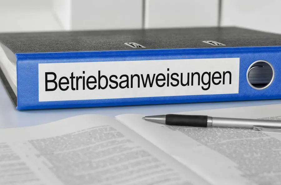 Ordner Betriebsanweisungen liegt auf einem Tisch