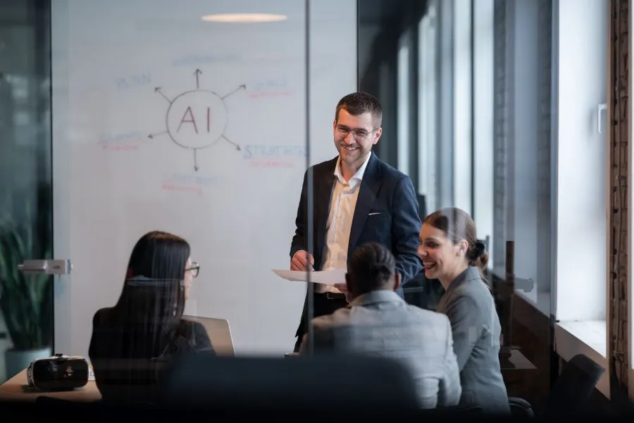 Meeting in einem Konferenzraum mit Menschen